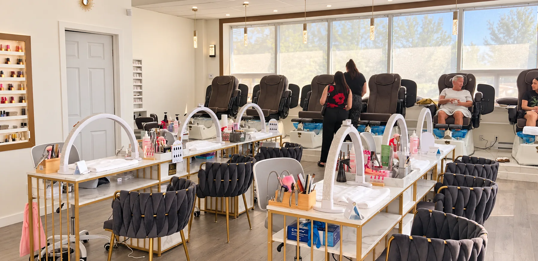 Le salon pendant les soins de manucure et pédicure