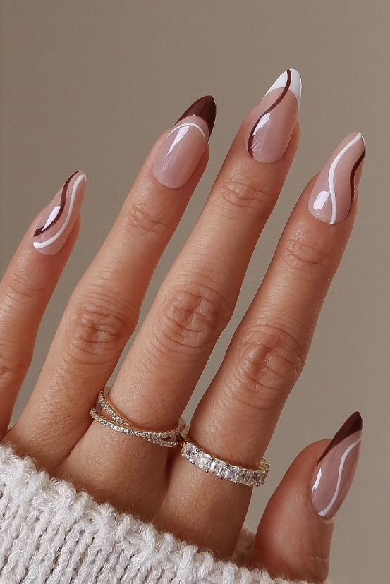 Réalisation d'ongles au salon